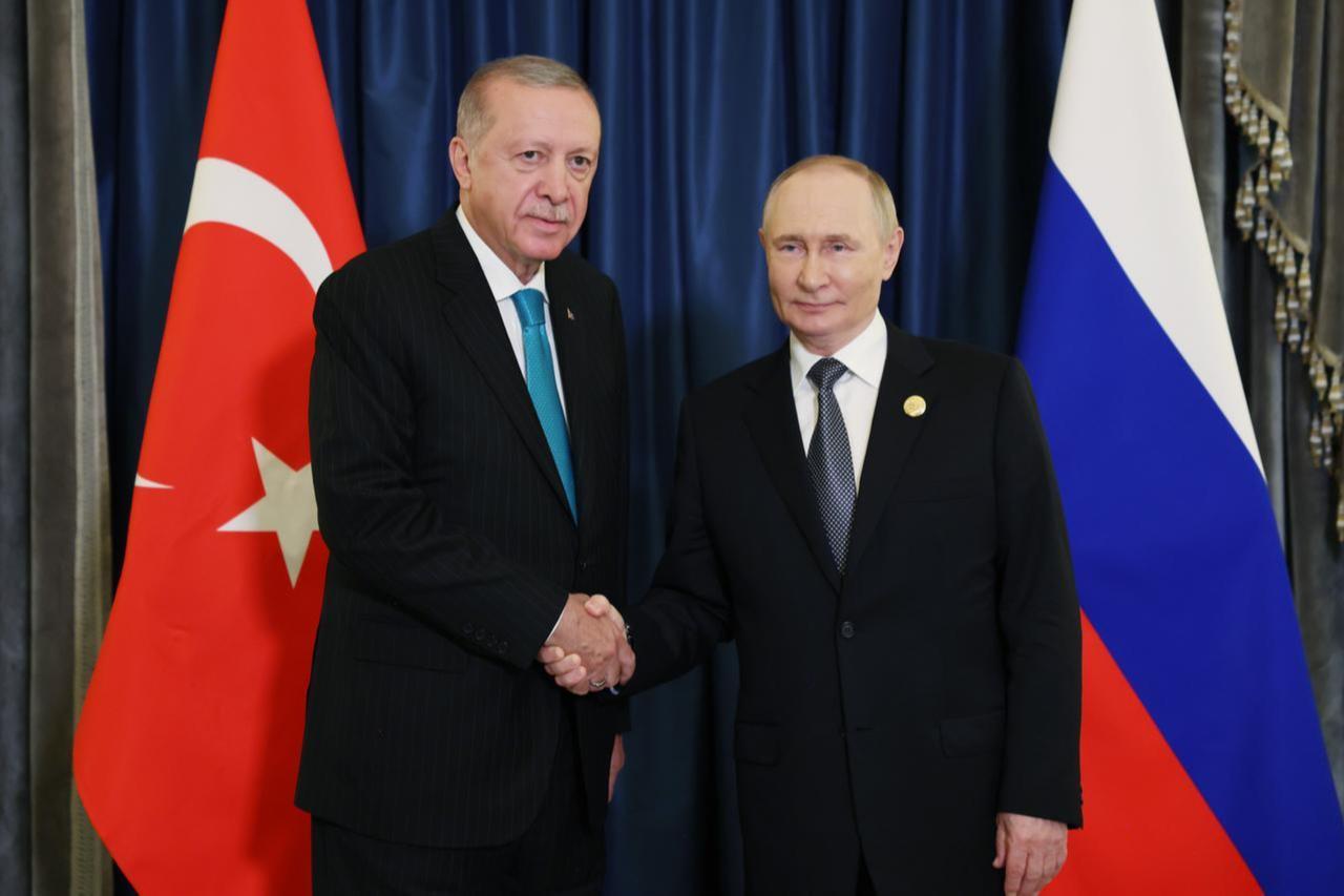 President Erdogan (L) and Russian President Putin (R) shake hands after their meeting in Tianjin, China, September 1, 2025. (Photo via Turkish Presidency/Murat Cetinmuhurdar)