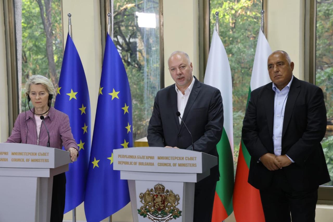 President of the European Commission Ursula von der Leyen, Bulgarian Prime Minister Rosen Zhelyazkov, and leader of GERB Boyko Borissov at Vazovsky Machine-Building Plant (VMZ) in Sopot, Bulgaria, August 31, 2025. (Photo via Press Service of the Council of Ministers)