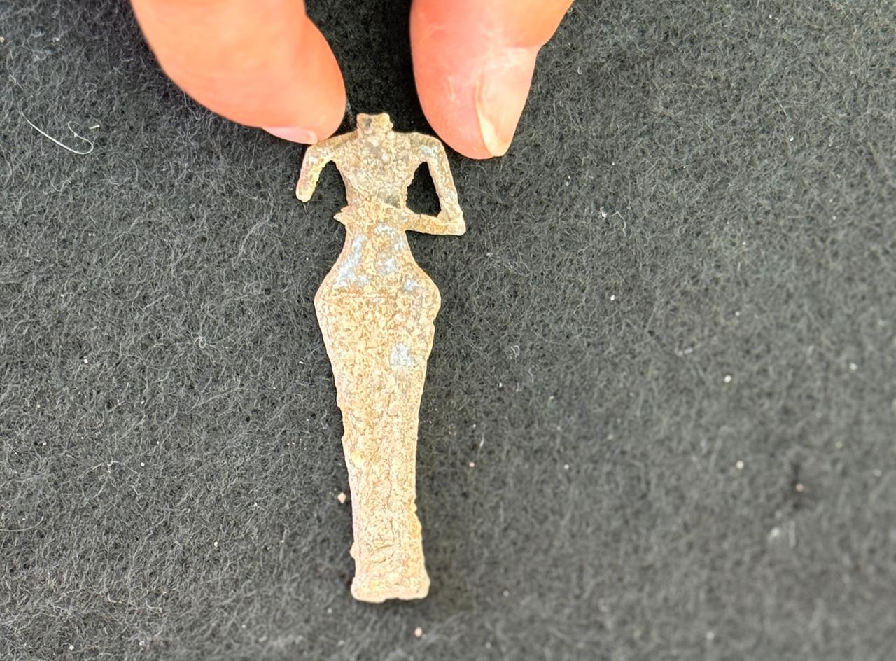 A lead goddess figurine, likely used as an amulet during the Bronze Age at Karahoyuk in Konya, Türkiye, Sept. 4, 2025. (AA Photo)