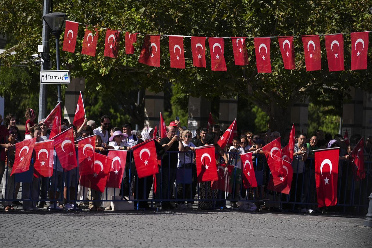 People gather together to celebrate the 103rd anniversary of the liberation of Izmir from enemy occupation in Izmir, Türkiye, September 9, 2025. (AA Photo)