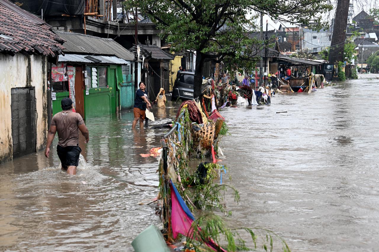 Flash floods strike Bali, leaving at least 6 dead, several missing Image