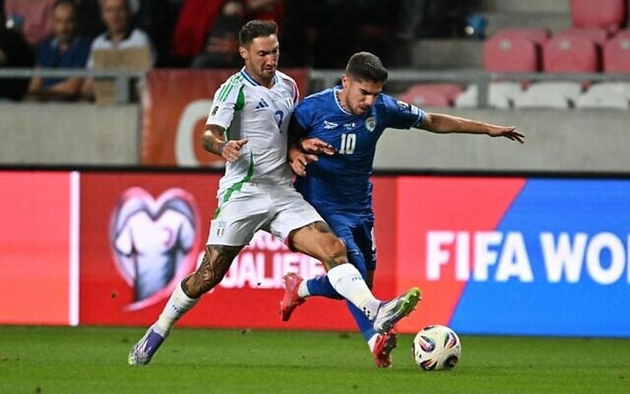 Italy’s forward Matteo Politano and Israel’s forward Manor Solomon (R) vie for the ball during the 2026 World Cup qualifiers Europe zone group I soccer match in Debrecen, Hungary on Sep. 8, 2025. (AFP Photo)