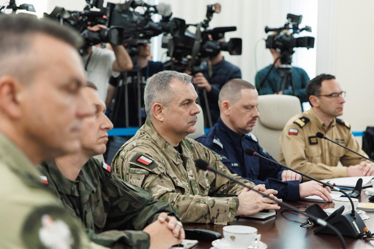 General Wieslaw Kukula (C),Chief of the General Staff of the Polish Armed Forces attending an emegency meeting hosted by Poland's Prime Minister Donald Tusk (not in image) in Warsaw after Russian drones violated Polish airspace, Warsaw, Polan, Sept. 10, 2025. (AFP Photo)