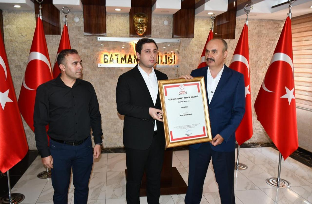 Sason honey from Batman has received Geographical Indication certification, presented by District Governor Furkan Basar (center) to Governor and Acting Mayor Ekrem Canalp (right). September 9, 2025, Batman, Türkiye. (AA Photo)