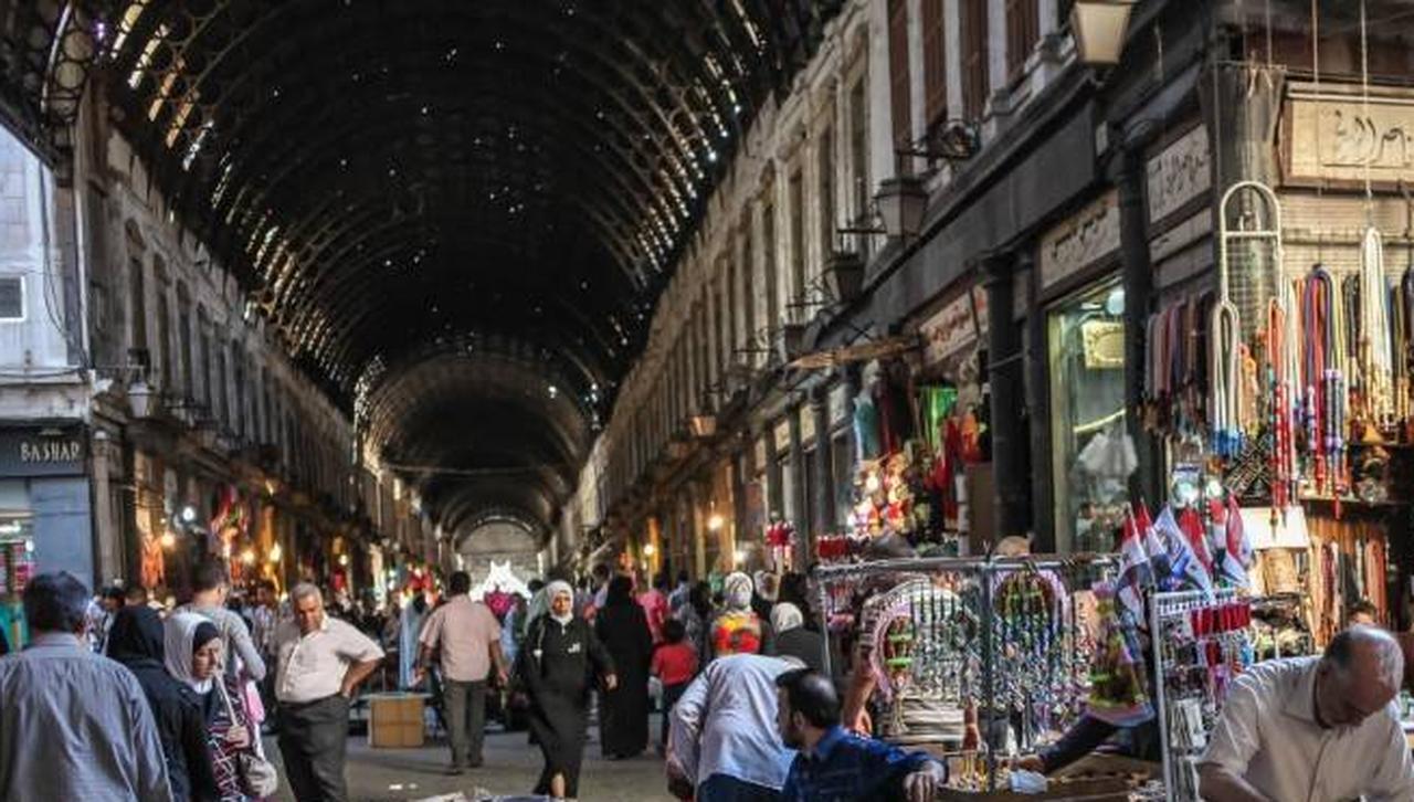People do their shopping in Al-Hamidiyah Souq, which is the largest market inside the old walled city of Damascus, Syria. July ,24, 2013 (AFP Photo)
