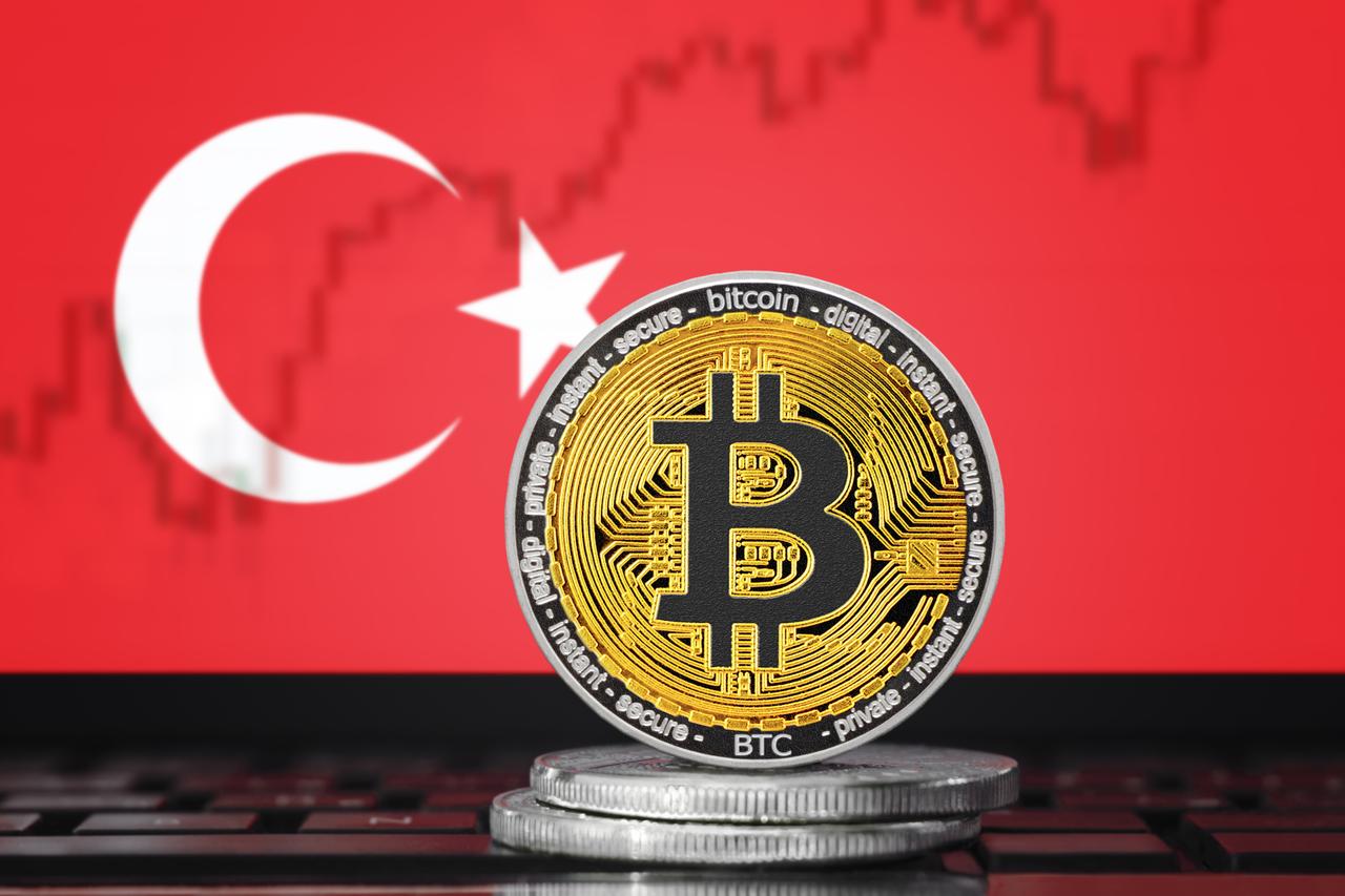 Bitcoin stands in front of the flag of Türkiye (Adobe Stock Photo)