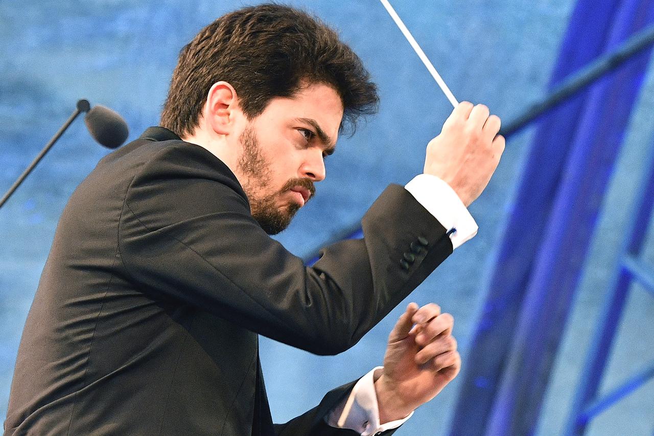 Israeli-born conductor Lahav Shani performs with the Vienna Symphony Orchestra, during the Festival of Joy concert, outside of the Hofburg Palace in Vienna, Austria, on May 8, 2018. (AFP Photo)