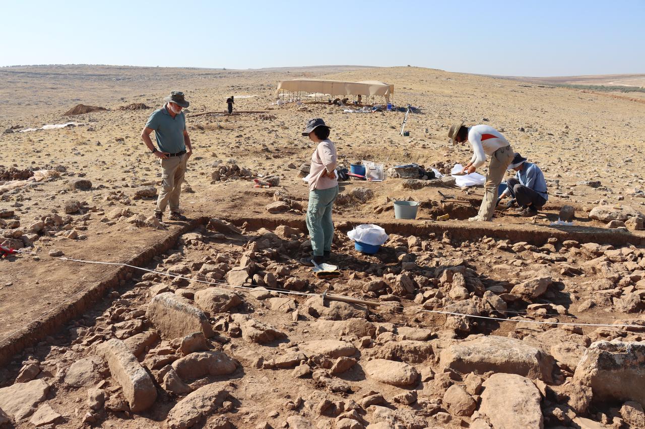Douglas Baird (Left) and his team work at the Mendik Tepe excavation site in Sanliurfa, Türkiye, Sept. 11, 2025. (AA Photo)
