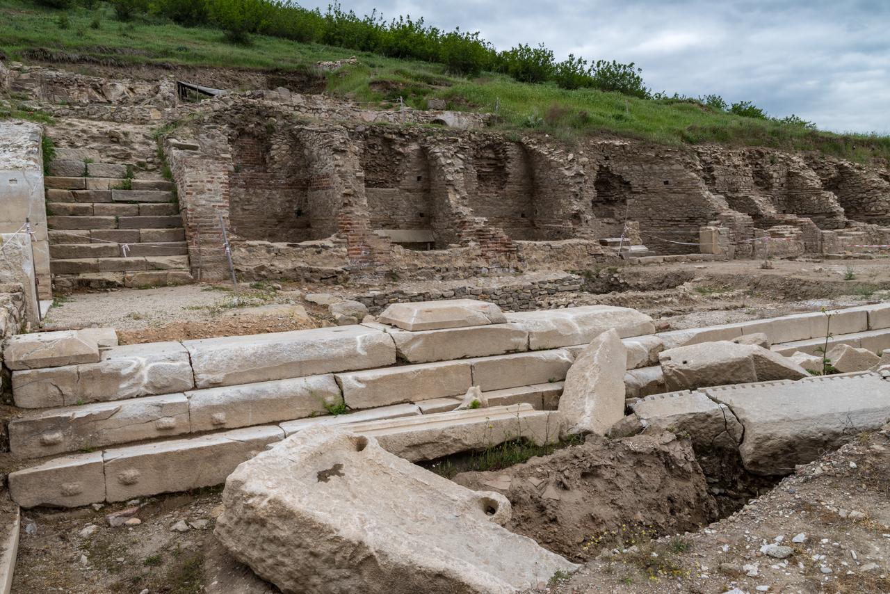 Ruins of the Roman forum at Heraclea Sintica, where archaeologists uncovered earthquake destruction and human remains dating to the late 4th century A.D. (Adobe Stock Photo)