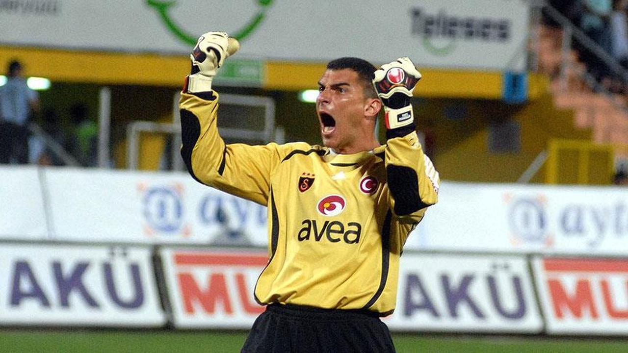 Colombian goalkeeper Faryd Mondragon celebrates during his Galatasaray career in the early 2000s. (Photo via T24)