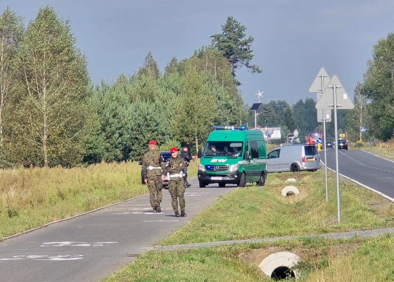 Firefighters secure the area where it is believed that parts of a drone fell, probably after it was shot down, in Czosnowka near Biala Podlaska, Poland, on September 10, 2025. (AFP Photo)