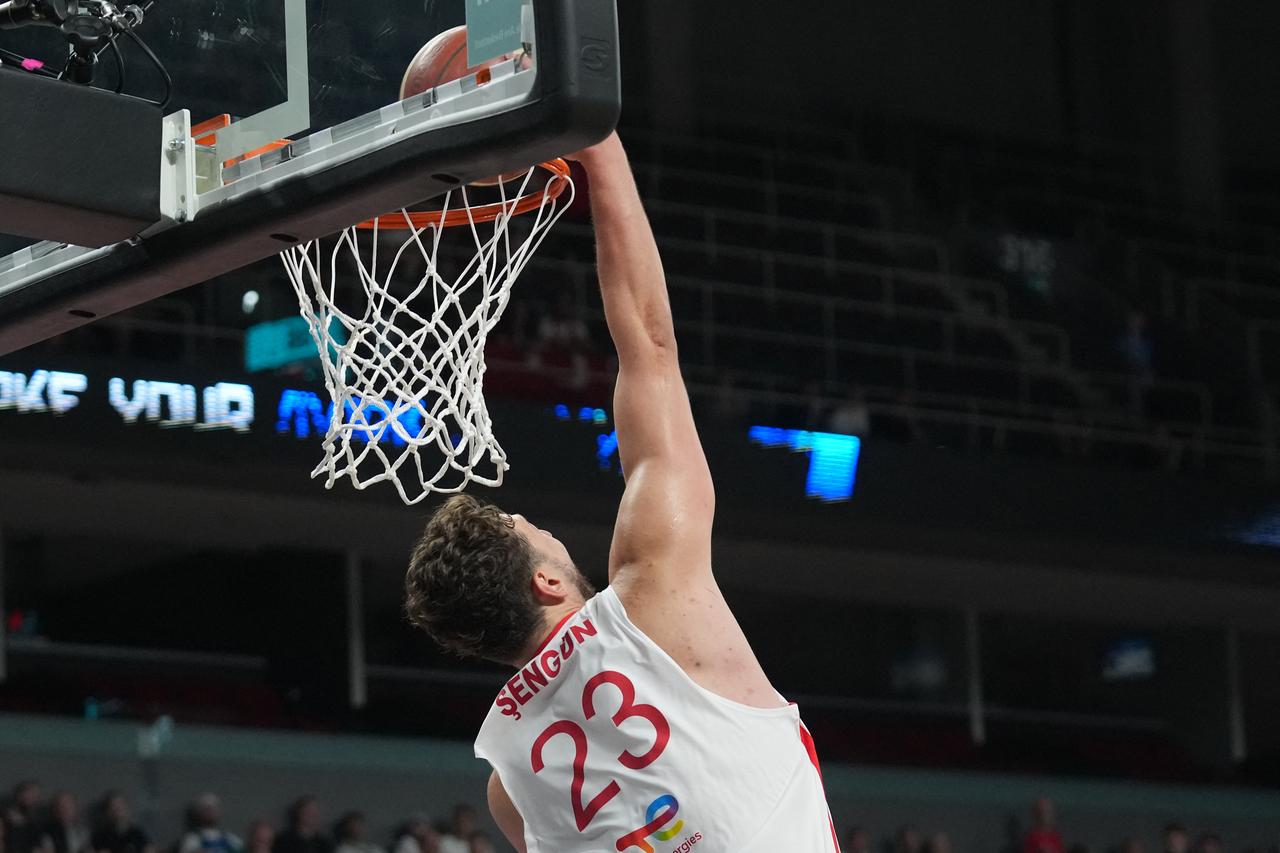 Türkiye's power forward #23 Alperen Sengun scores during the FIBA EuroBasket 2025 quarter-final basketball match between Türkiye and Poland in Riga, Latvia, September 9, 2025. (AFP Photo)