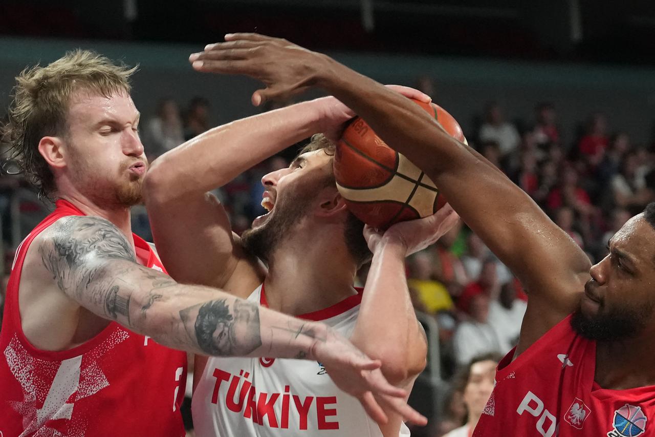 Poland's center #02 Aleksander Balcerowski (L), Türkiye's power forward #23 Alperen Sengun (C) and Poland's shooting guard #08 Jordan Loyd vie for the ball during the FIBA EuroBasket 2025 quarter-final basketball match between Türkiye and Poland in Riga, Latvia, September 9, 2025. (AFP Photo)