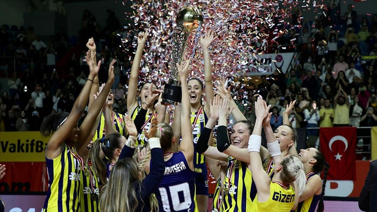 Players of Fenerbahce Opet celebrate with the trophy after winning the Turkish Women’s Volleyball League final in Istanbul, Türkiye, May 2022. (AA Photo)