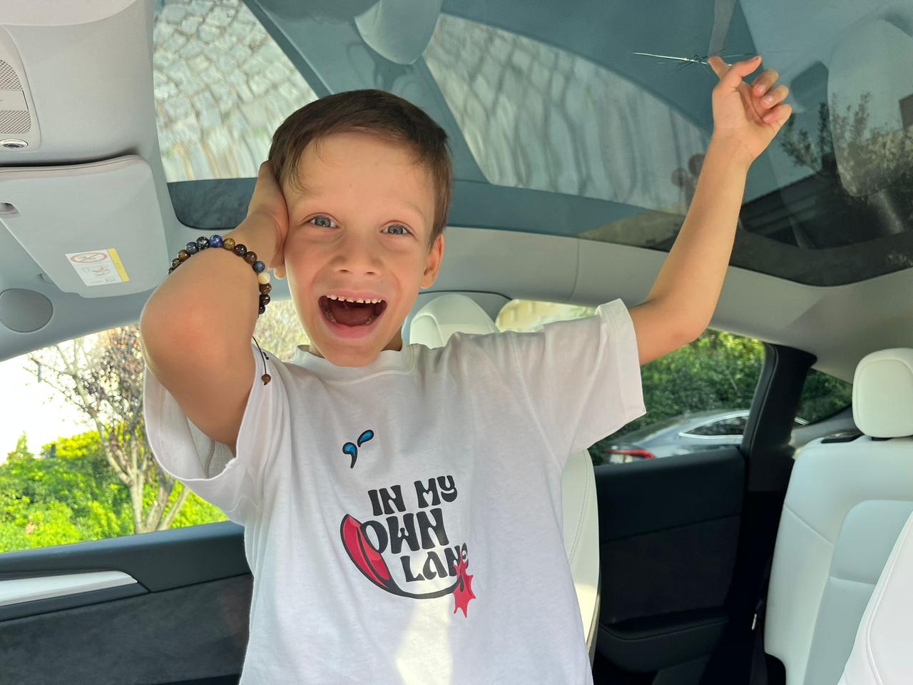A child points to a cracked glass roof inside a Tesla Model Y in Türkiye, September 8, 2025. (Photo via Türkiye daily)