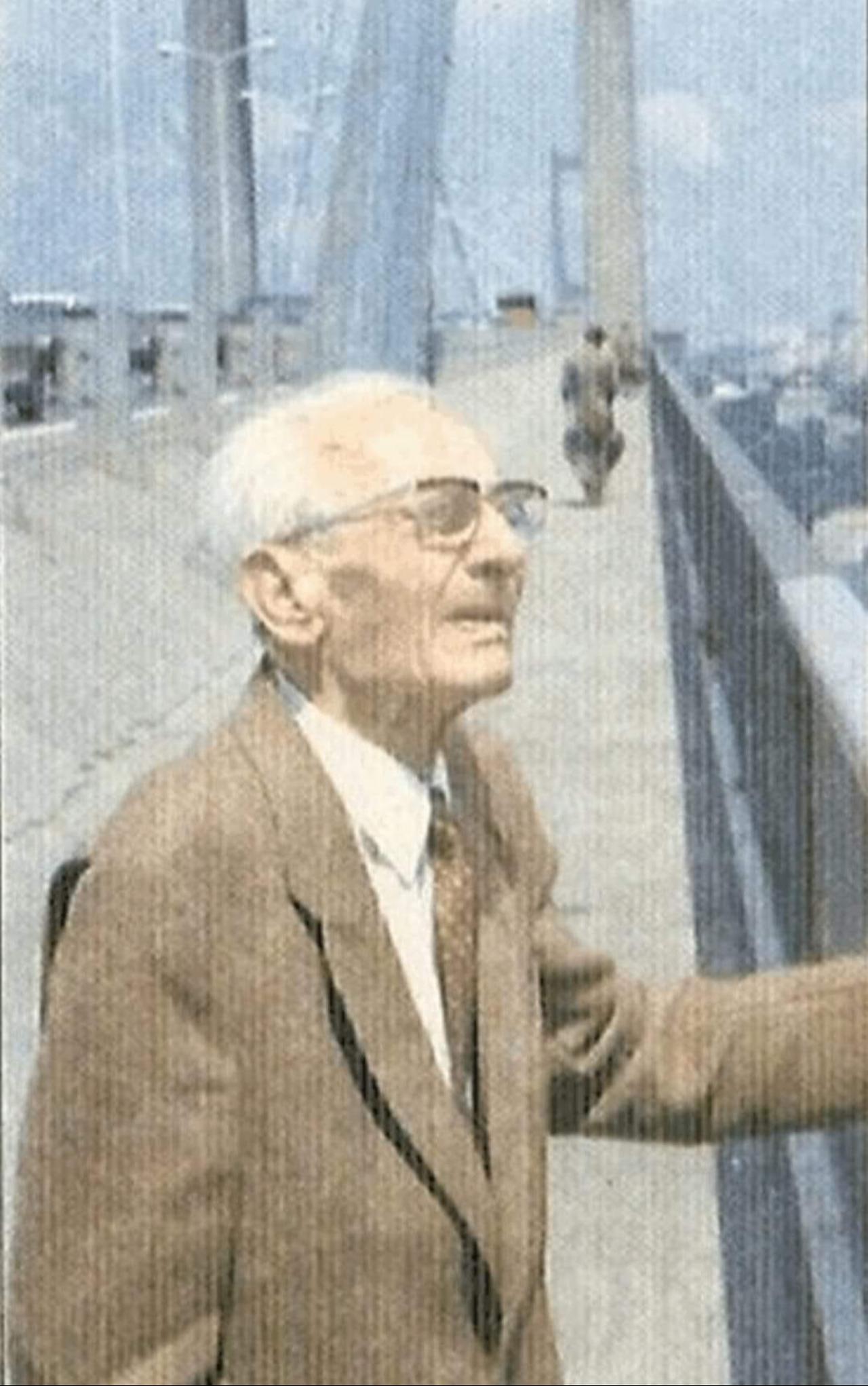 Mehmed Orhan Osmanoglu during his visit to Istanbul in 1992, standing on the Bosphorus Bridge. (Photo via Instagram/@eski_konya)