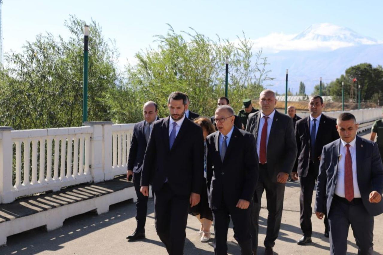 Türkiye-Armenia Special Envoy Ambassador Serdar Kilic meets Ruben Rubinyan, Armenia’s special envoy for normalization, at the Armenia–Türkiye border in their first official meeting in years. Sept. 12, 2025. (Turkiye Daily Photo)