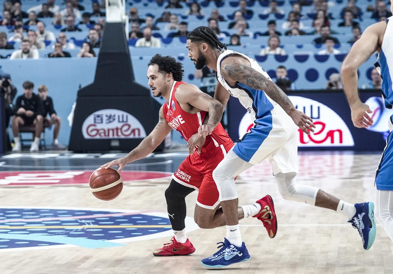 Sehmus Hazer (2) of Türkiye in action during the EuroBasket 2025 semifinal match between Türkiye and Greece at Riga Arena in Riga, Latvia, September 12, 2025.  (AA Photo)