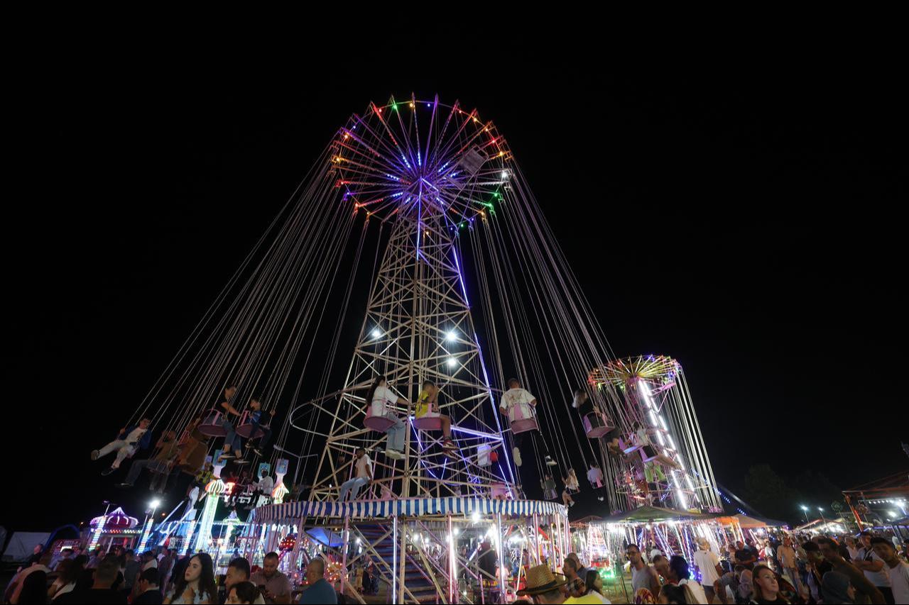 Crowds flocked to the fair, delighting in colorful market stalls, open-air dining, and the excitement of the rides. Pehlivankoy, Kirklareli, Türkiye. September 11, 2025. (AA Photo)