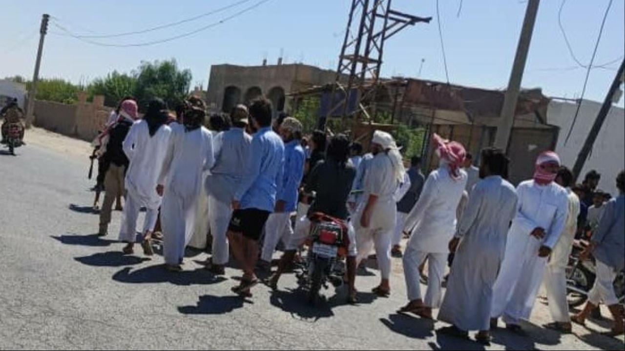 Residents of al-Granij (eastern Deir Ezzor) from the al-Shaitat tribe carry the body of a young man killed by SDF, July 11, 2025 (Photo via Al-Sharqiya 24 )