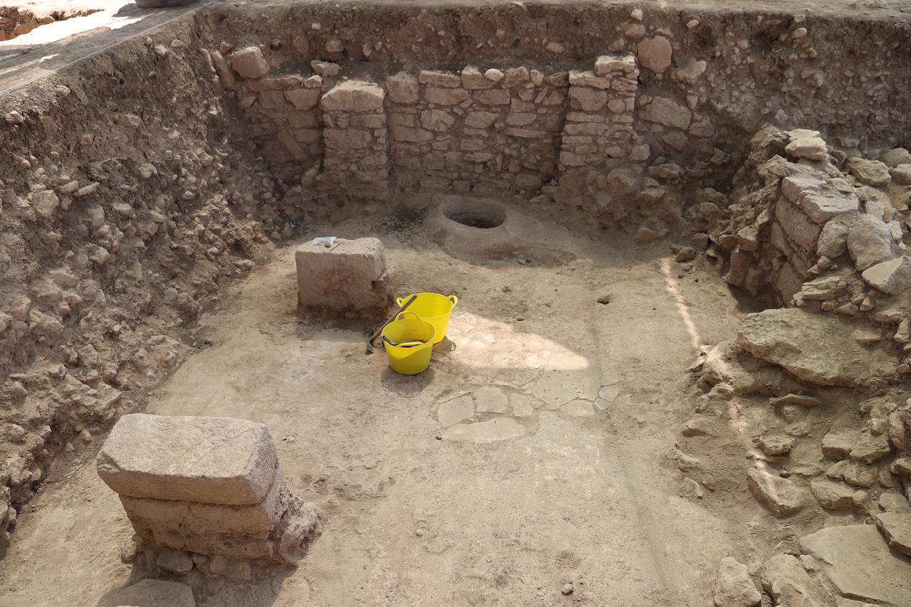 A Neolithic building with stone walls and floor features revealed during Sefertepe excavations in Sanliurfa, Türkiye, Sept. 13, 2025. (AA Photo)