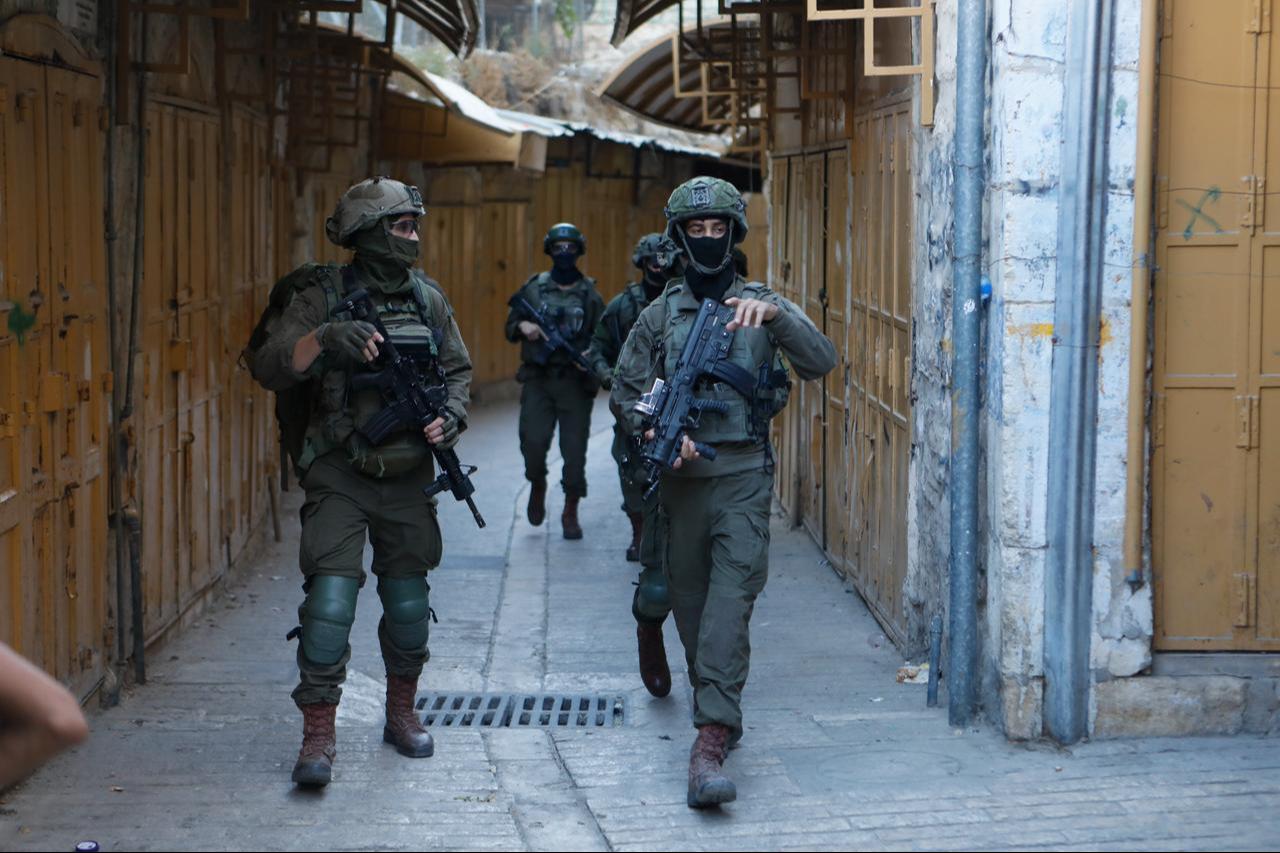 Israeli settlers conduct a provocative tour in the city of Hebron under the protection of Israeli forces in the West Bank, Sept. 13, 2025. (AA Photo)