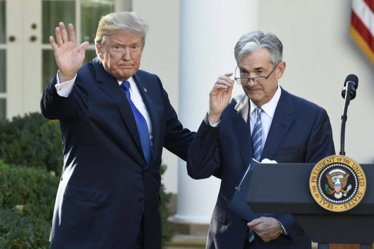 U.S. President Donald Trump walks alongside Jerome Powell, his nominee for Federal Reserve chair, during an announcement at the White House in Washington, D.C, November 2, 2017. (AFP Photo)