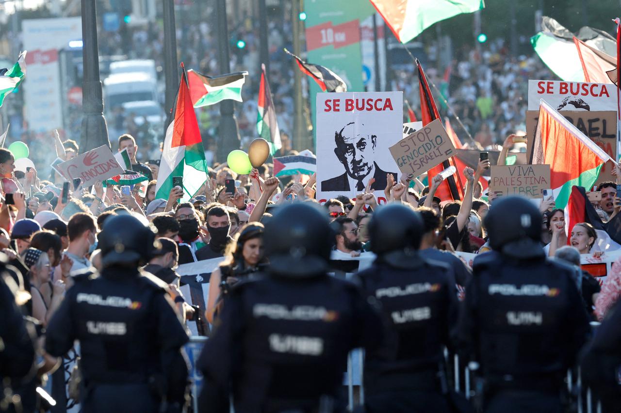 Over 100,000 pro-Palestinian demonstrators disrupt Spanish cycling tour finale  Image