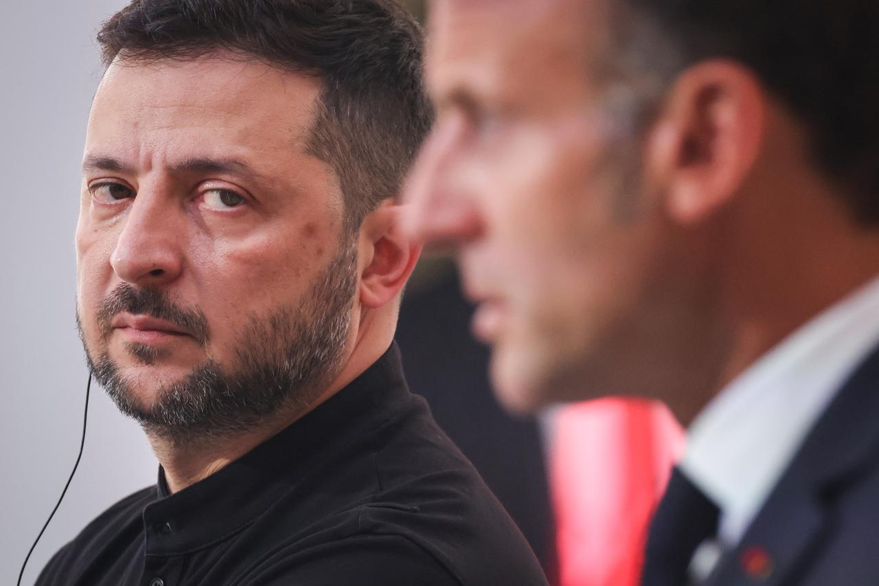 Ukraine's President Volodymyr Zelensky (L) looks at France's President Emmanuel Macron (R) as he speaks during a press conference following the Coalition of the Willing Summit, at the Elysee presidential Palace, in Paris, on September 4, 2025. (AFP Photo)