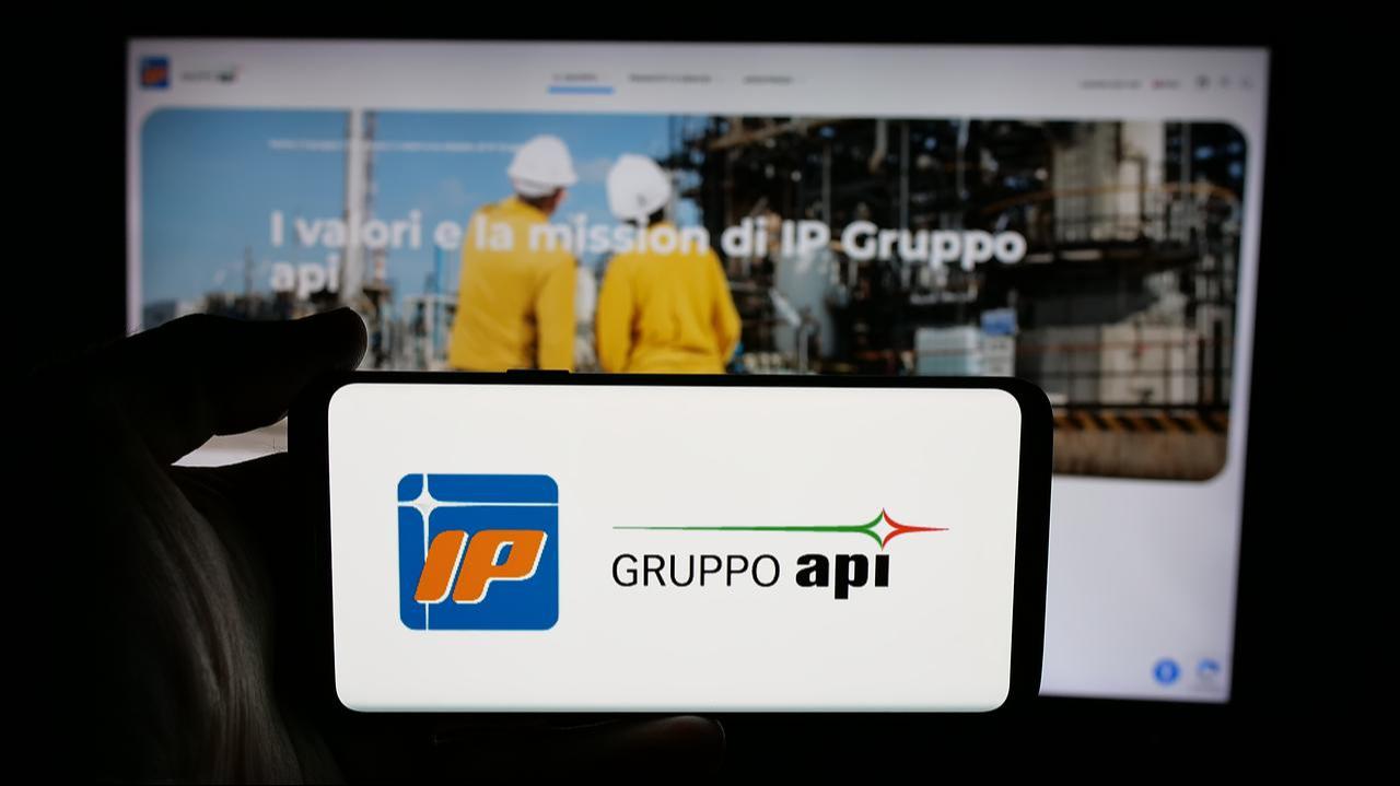 Logo of Italiana Petroli (IP Gruppo API) displayed on a smartphone with the company’s website in the background. (Adobe Stock Photo)