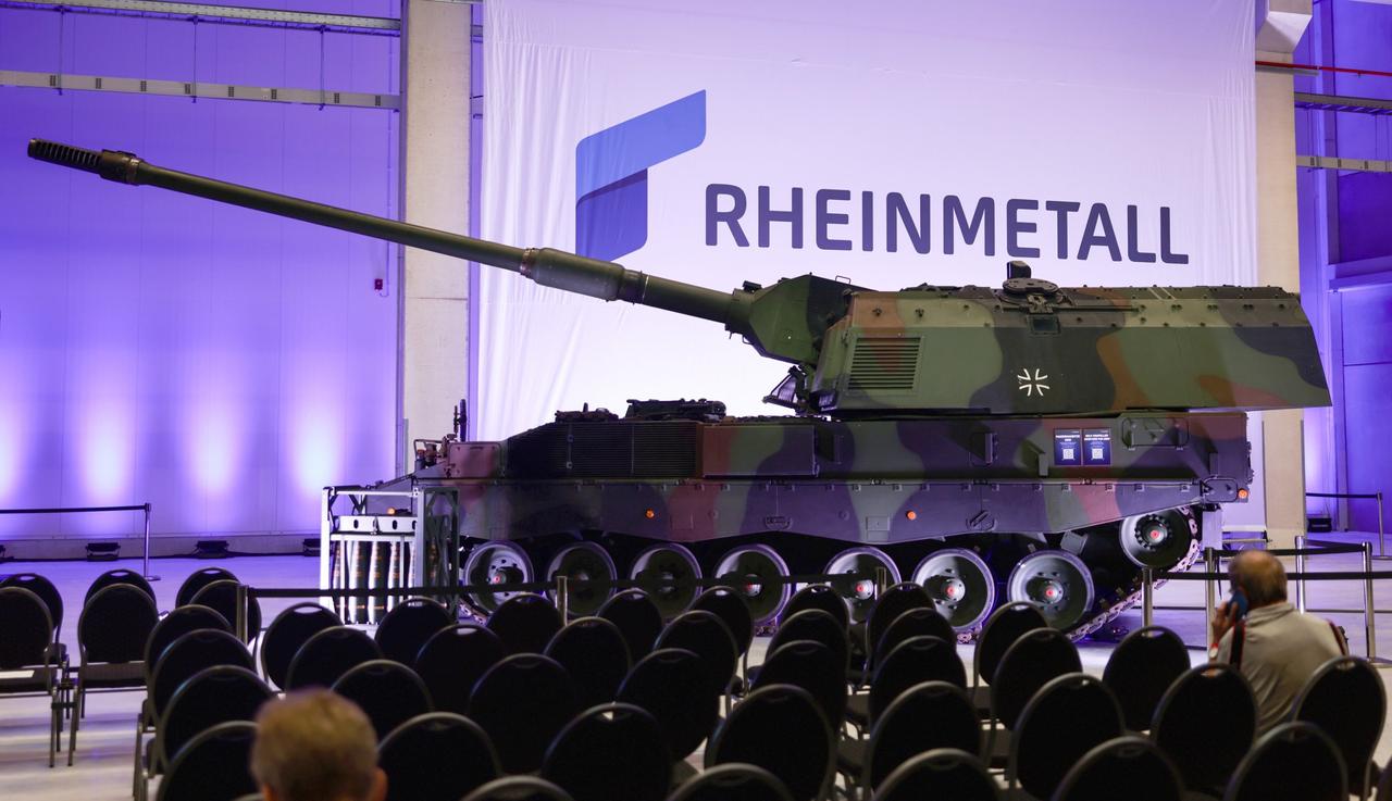The company logo behind a howitzer 2000 tank during the official opening ceremony of a new Rheinmetall ammunition plant, Unterluss, Germany, Aug. 27, 2025. (Photo via EPA)