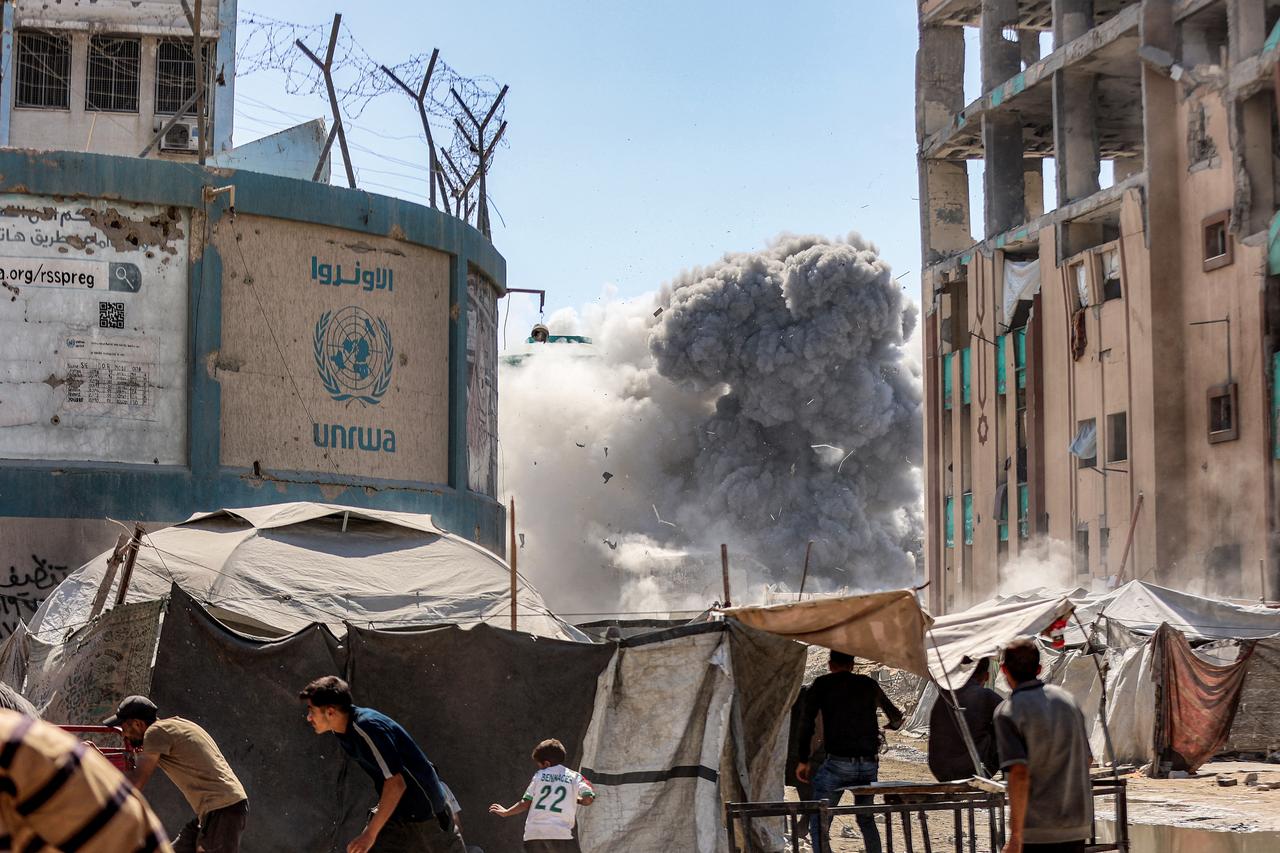 People run as smoke from an explosion erupts in one of the buildings of the Islamic University of Gaza in Gaza City, Sept. 14, 2025. (AFP Photo)