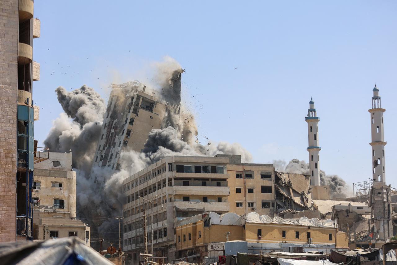 Smoke billows as Israeli airstrikes destroy the al-Ghafari tower in Gaza City on September 15, 2025. (AFP Photo)