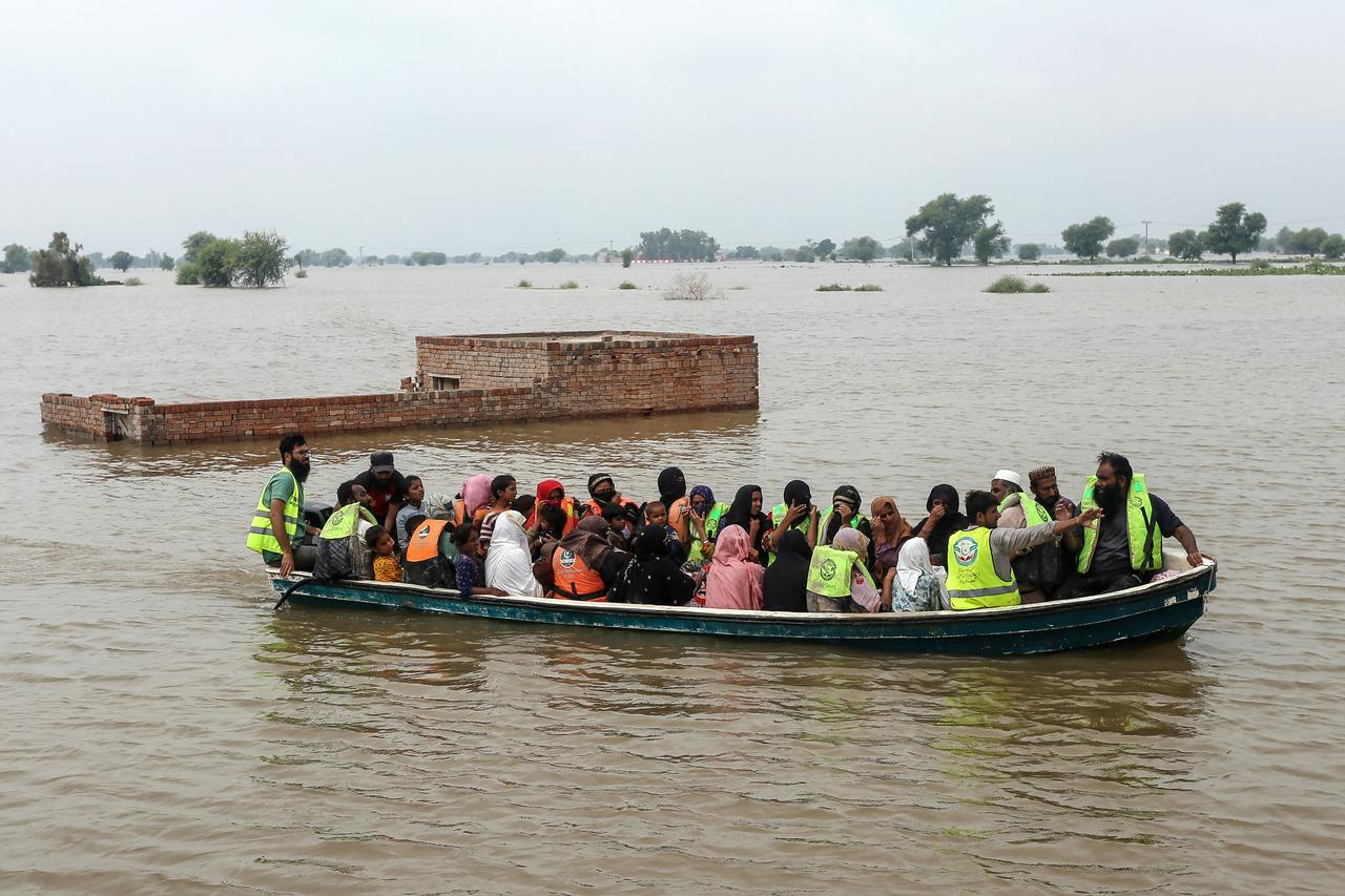 Volunteers rescue flood-affected villagers by boat in Jalalpur Pirwala of the Multan district in Punjab province, September 8, 2025. (AFP Photo)
