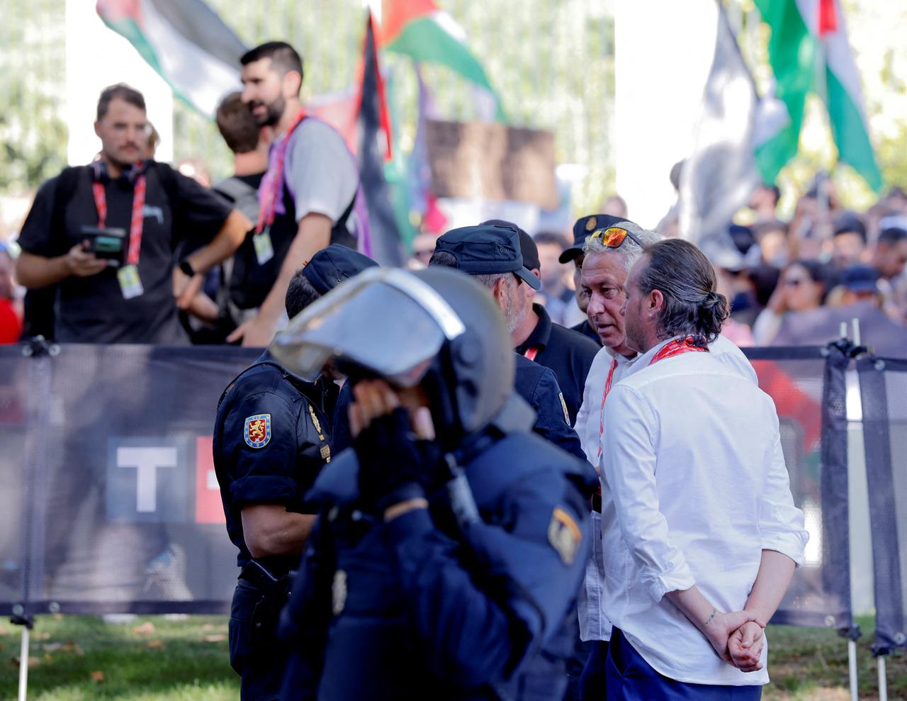 La Vuelta's officials talk with police officers amid pro-Palestinians demonstration prior 21st and last stage of the Vuelta a Espana 2025, a 101 km race between Alalpardo and Madrid, near Madrid's Atocha train station, September 14, 2025. (AFP Photo)