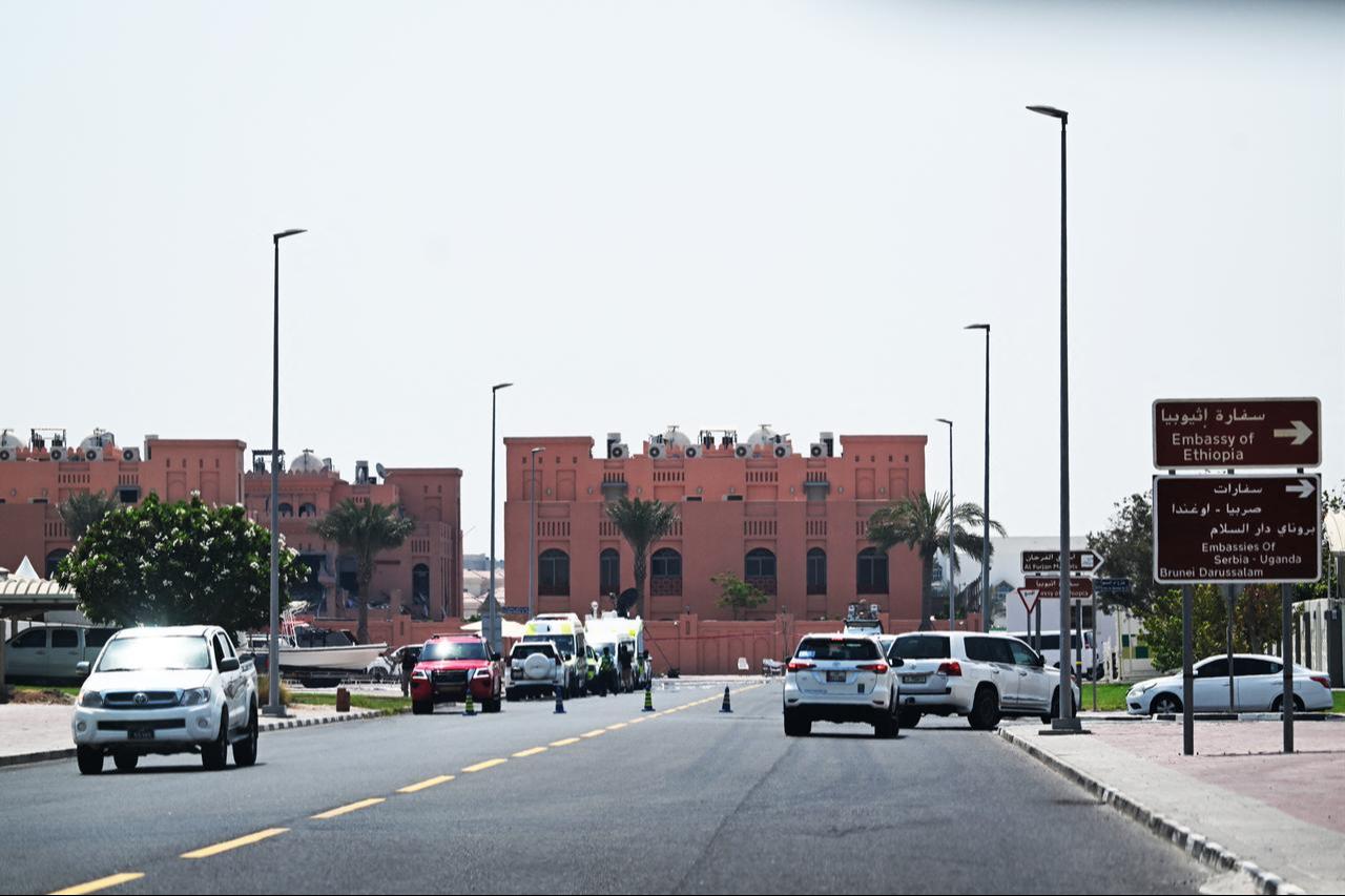 Damaged building (L) in the compound housing Hamas political bureau members, which was targeted by an Israeli strike in Qatars capital Doha, Sept. 10, 2025. (AFP Photo)