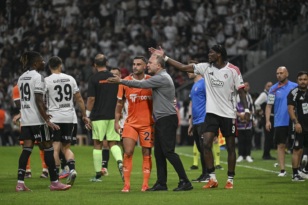 Head coach Sergen Yalcin (C) of Besiktas reacts after a position during the Turkish Super Lig week 5 football match between Besiktas and RAMS Basaksehir at Tupras Stadium in Istanbul, Türkiye, September 13, 2025.  (AA Photo)