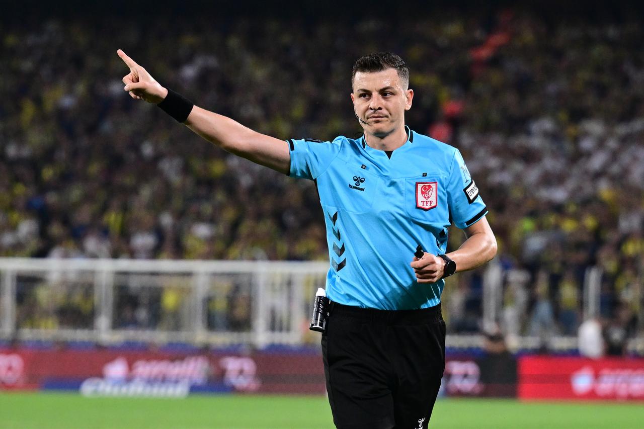 Referee Ozan Ergun leads the Turkish Super Lig week 5 football match between Fenerbahce and Trabzonspor at Chobani Stadium in Istanbul, Türkiye, September 14, 2025. (AA Photo)