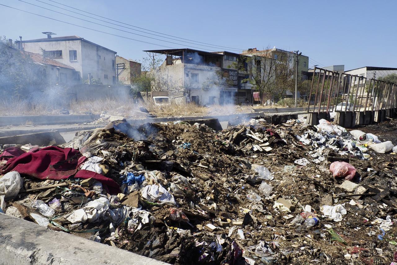 Türkiye's Izmir residents struggle as trash piles burn amid water shortages