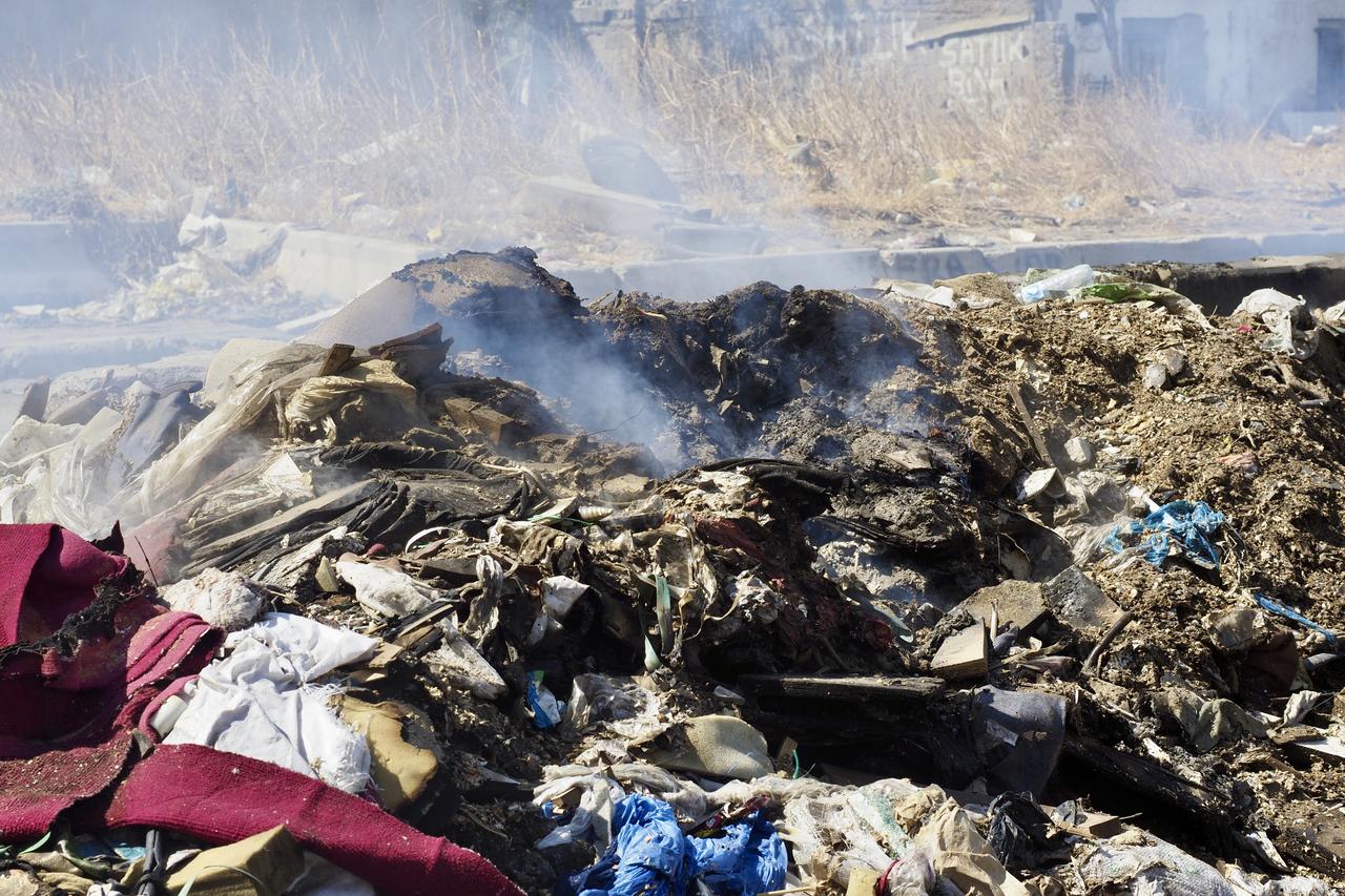 Garbage piles accumulate in central districts of Izmir, Türkiye, Sept. 14, 2025. (AA Photo)