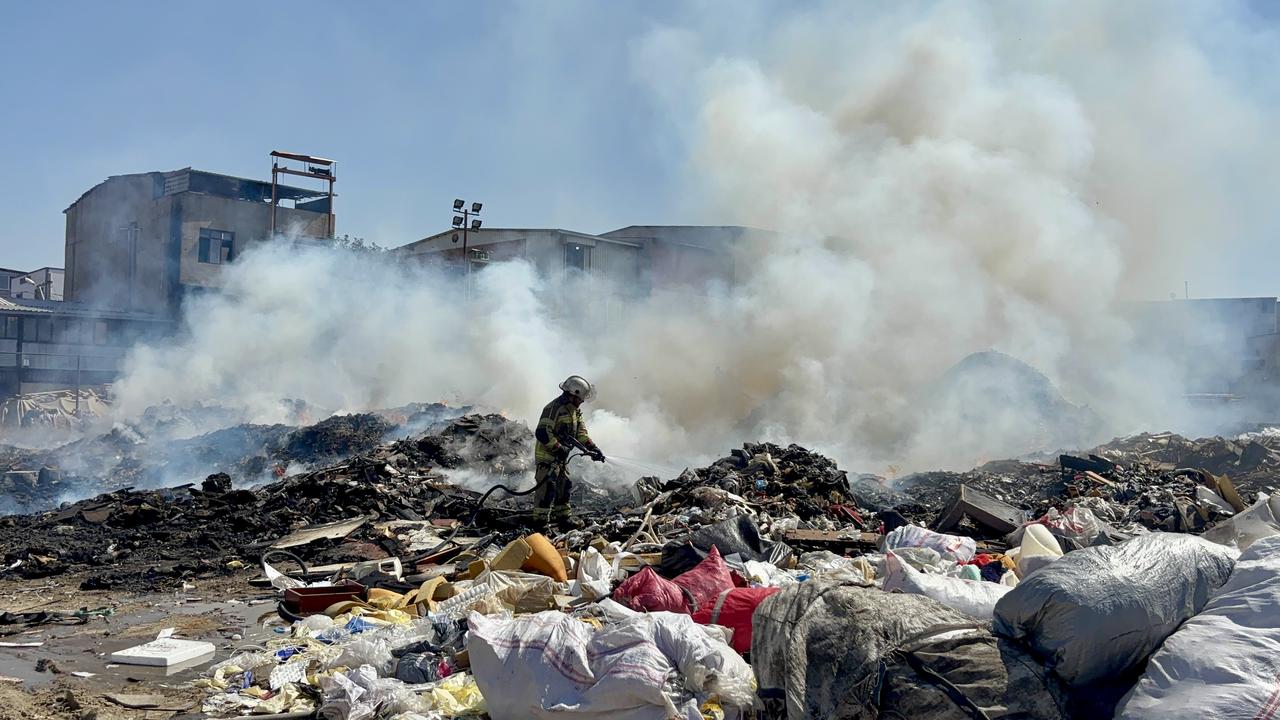 Garbage piles accumulate in central districts of Izmir, Türkiye, Sept. 14, 2025. (AA Photo)