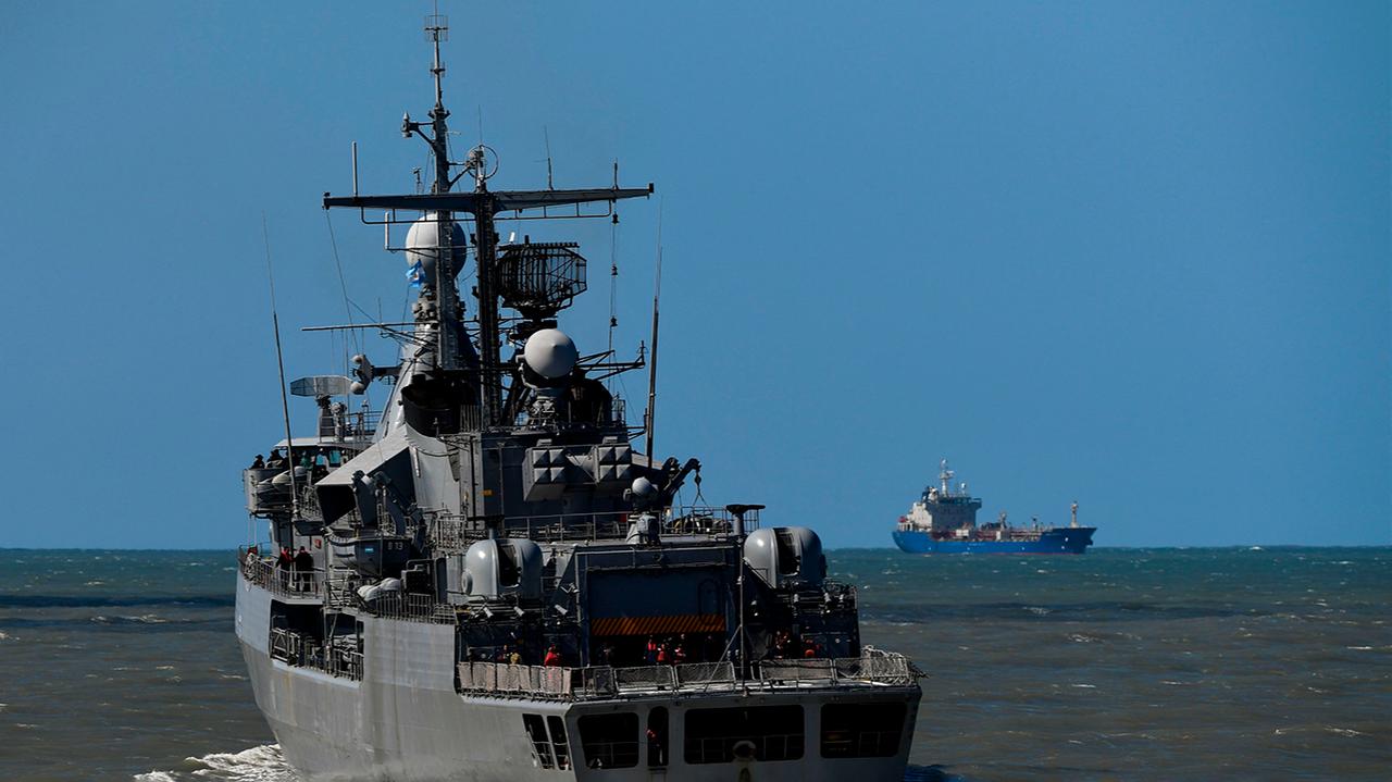 Argentina's Navy destroyer ARA Sarandi sails off to take part in the search for the missing submarine ARA San Juan, November 21, 2017. (AFP Photo)