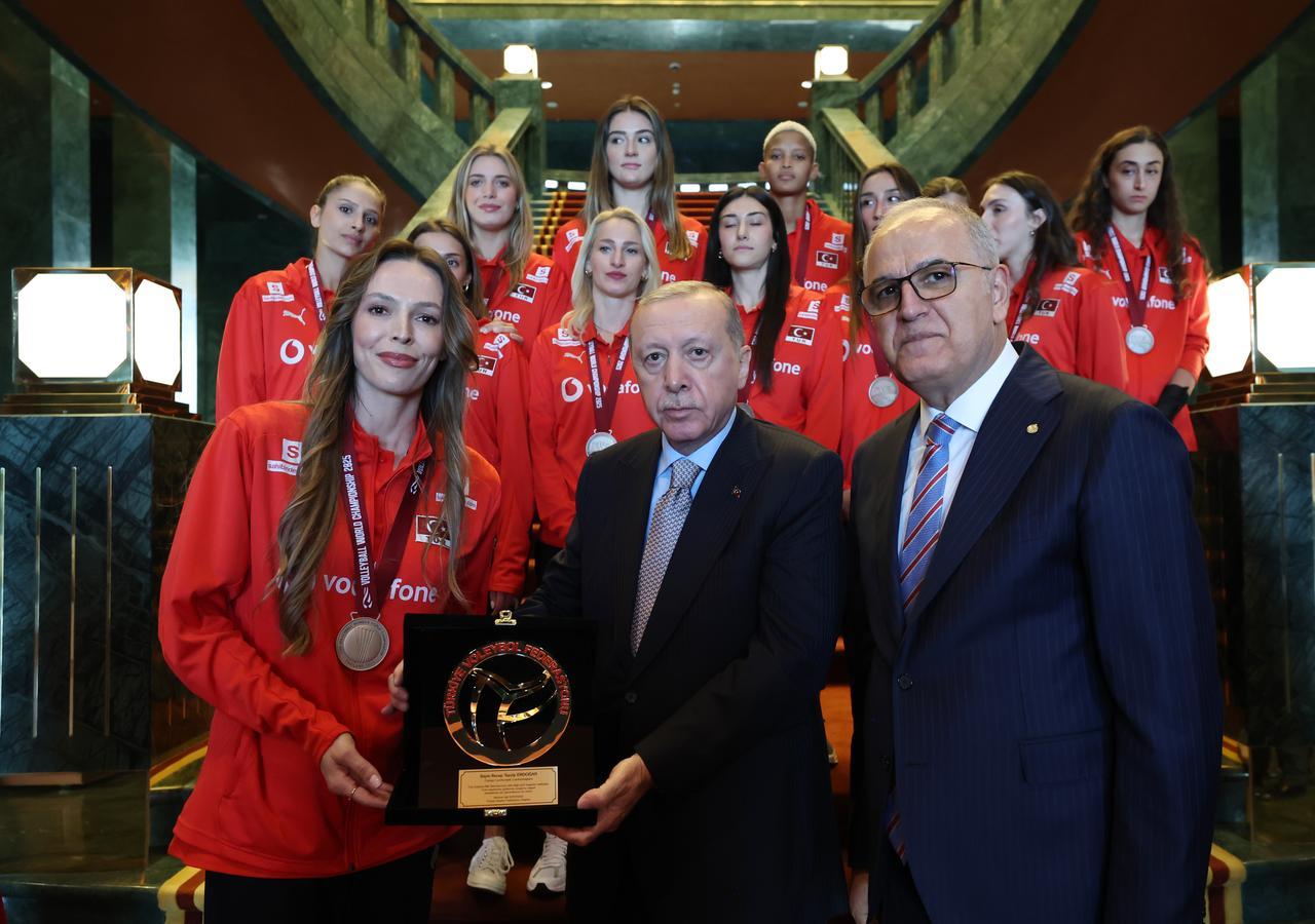 President Erdogan receives players of Turkish Women's National Volleyball Team after their silver medal win at 2025 FIVB World Championship, in Ankara, Türkiye, Sept. 16, 2025. (Photo via Turkish Presidency/Murat Cetinmuhurdar)
