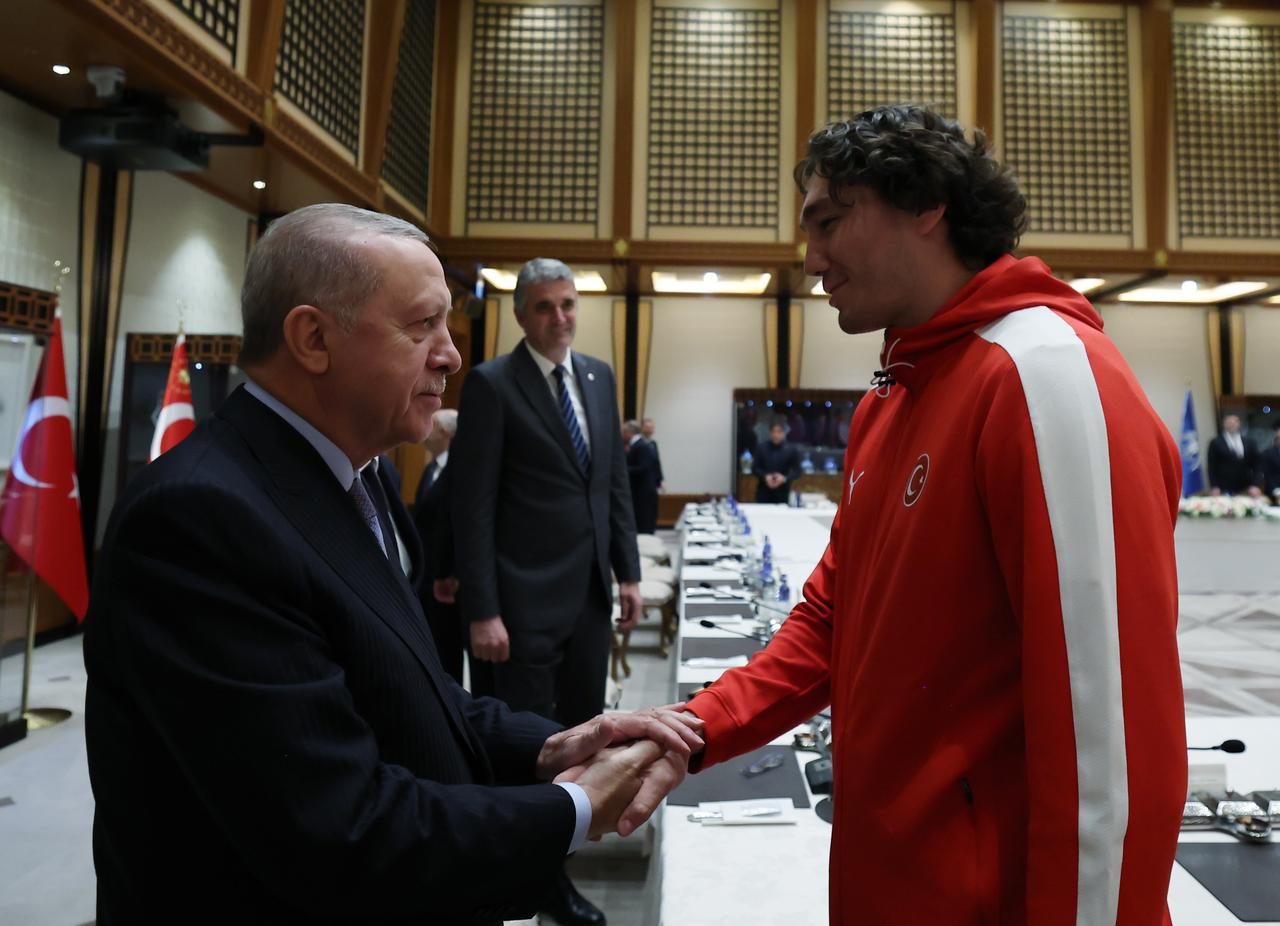President Erdogan greets Cedi Osman during a reception for Turkish National Men's Basketball Team after winning a silver medal at FIBA EuroBasket 2025, in Ankara, Sept.16, 2025. (Photo via Turkish Presidency/Murat Cetinmuhurdar)
