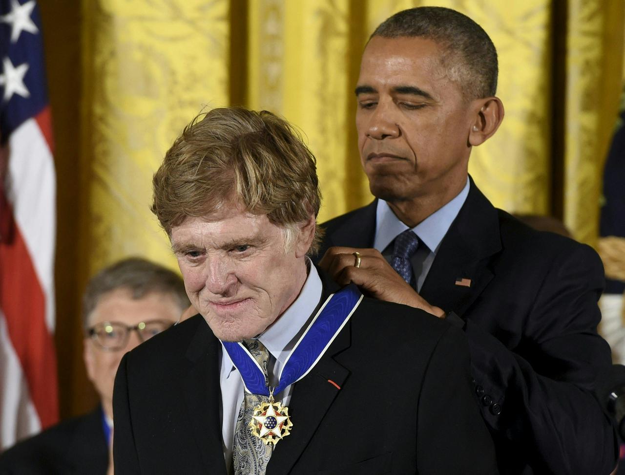 US President Barack Obama presents actor and director Robert Redford with the Presidential Medal of Freedom, the nation's highest civilian honor, during a ceremony honoring 21 recipients, in the East Room of the White House in Washington, US, Nov. 22, 2016. (AFP Photo)