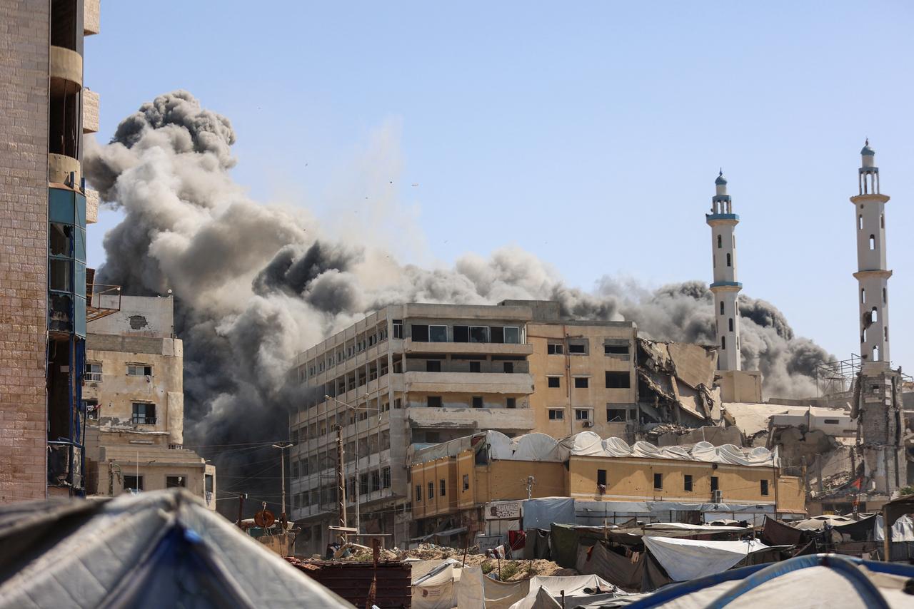 Smoke billows as Israeli airstrikes destroy the al-Ghafari tower in Gaza City on September 15, 2025. (AFP Photo)