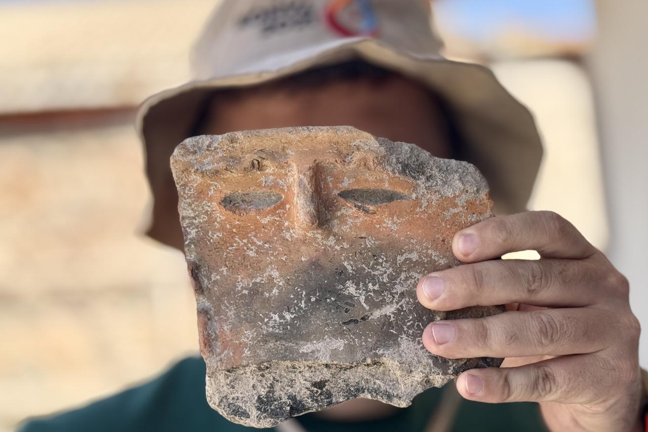 5,000-year-old human-faced pottery fragment unearthed in central Türkiye Image
