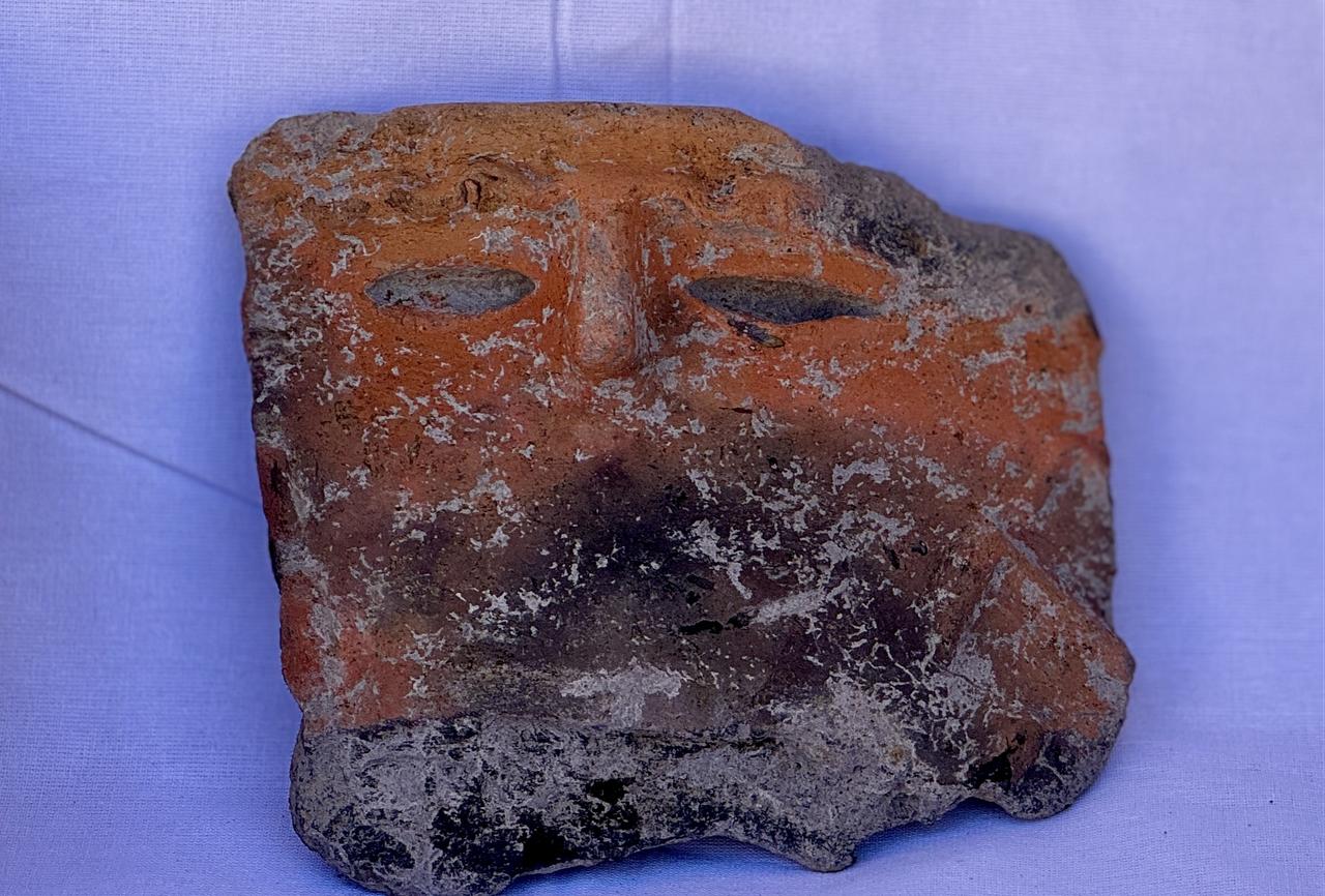 The human-faced pottery fragment discovered at Gokhoyuk in Konya, estimated to date back 5,000 years, Türkiye, Sept. 16, 2025. (AA Photo)