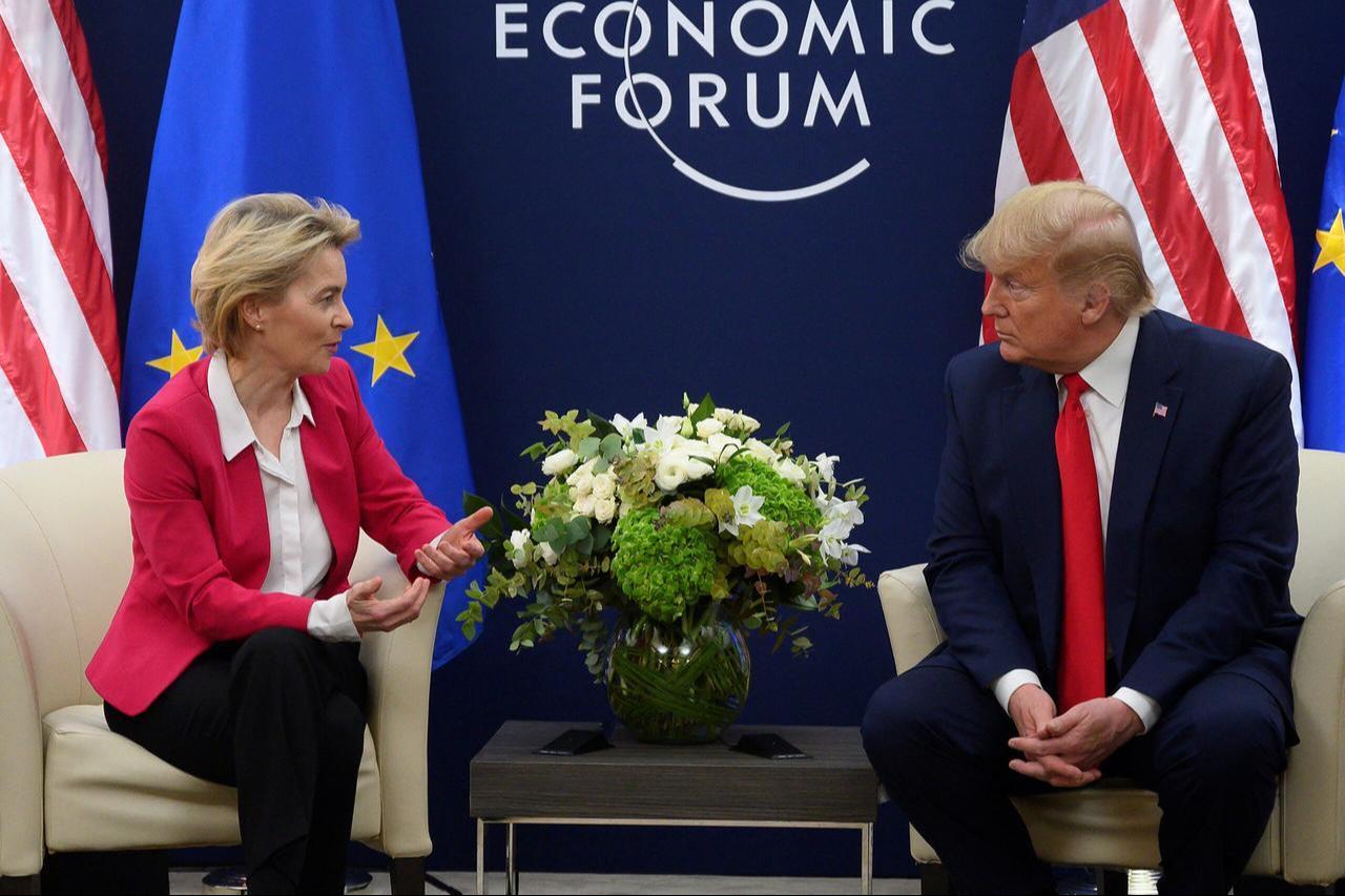 US President Donald Trump speaks with European Commission President Ursula von der Leyen prior to their meeting at the World Economic Forum in Davos, January 21, 2020. (AFP Photo)