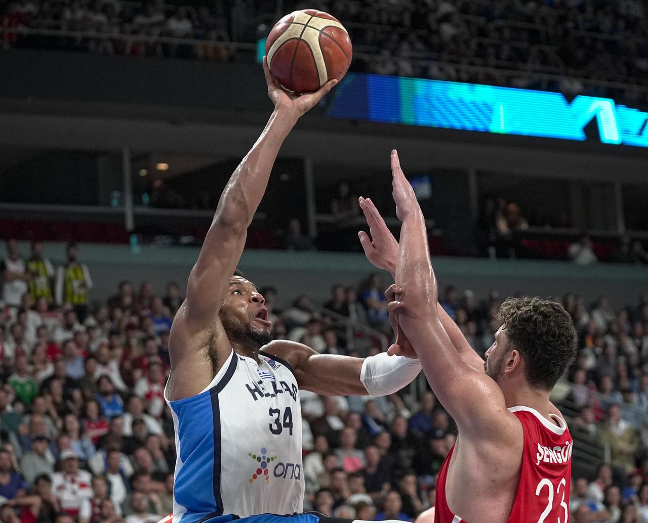Türkiye'den Alperen Sengun, Riga Arena, Riga, Letonya, 12 Eylül 2025'te Fiba Eurobasket 2025 yarı finalinde Yunanistan'dan Giannis Antetokounmpo'ya karşı karşıya geliyor. (AA Photo)